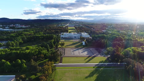 Schöne-Canberra-Mit-Sonne-Und-Bäumen