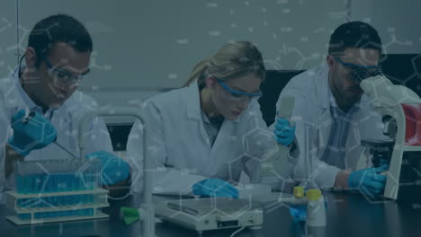 animación de fórmulas químicas sobre diversas trabajadoras y trabajadores de laboratorio con muestras