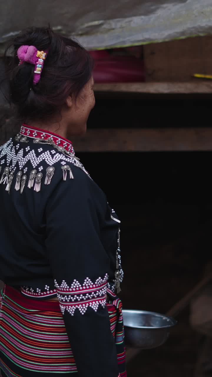 mujer con ropa tradicional