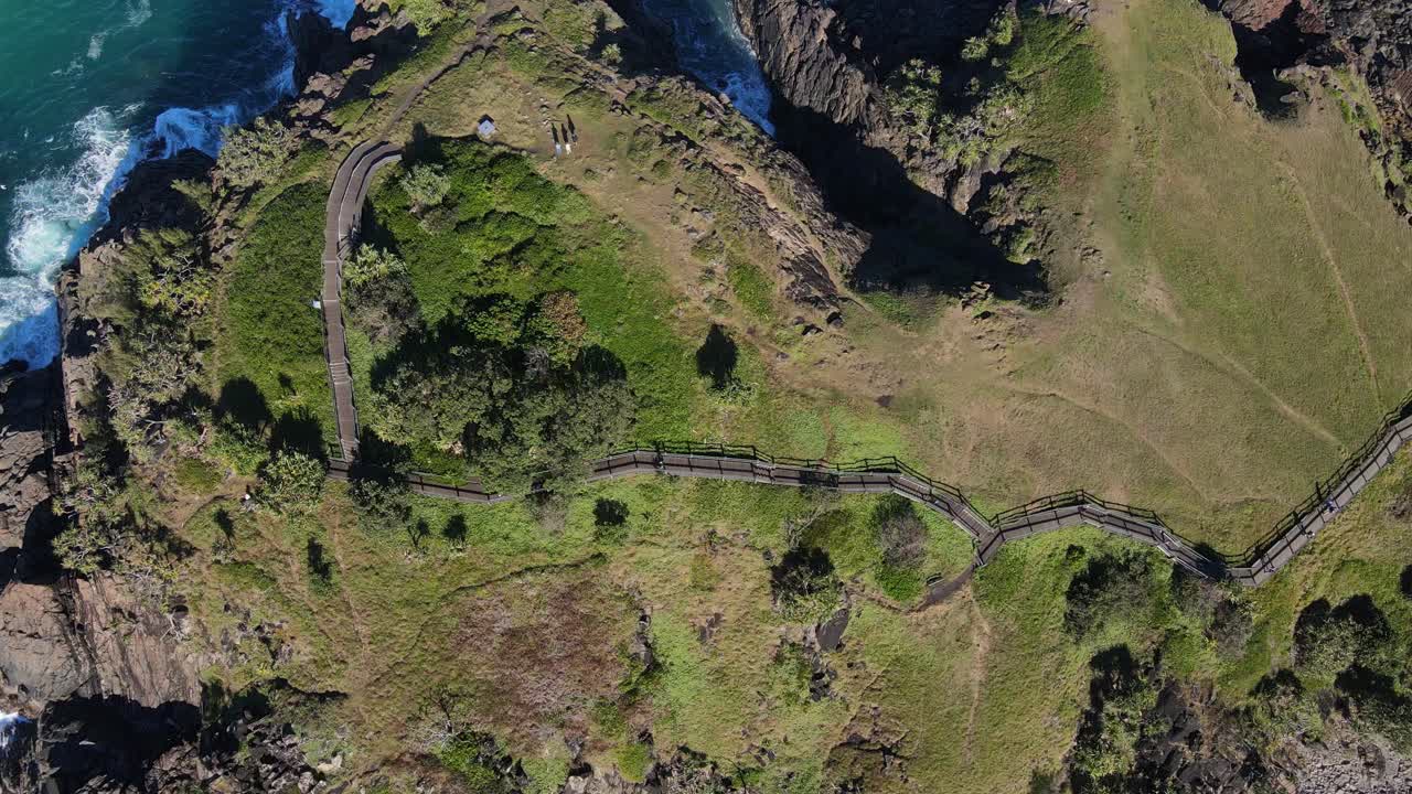 호주 뉴사우스웨일스 주 노리스 곶의 전망대를 향해 등반하는 사람들의 조감도