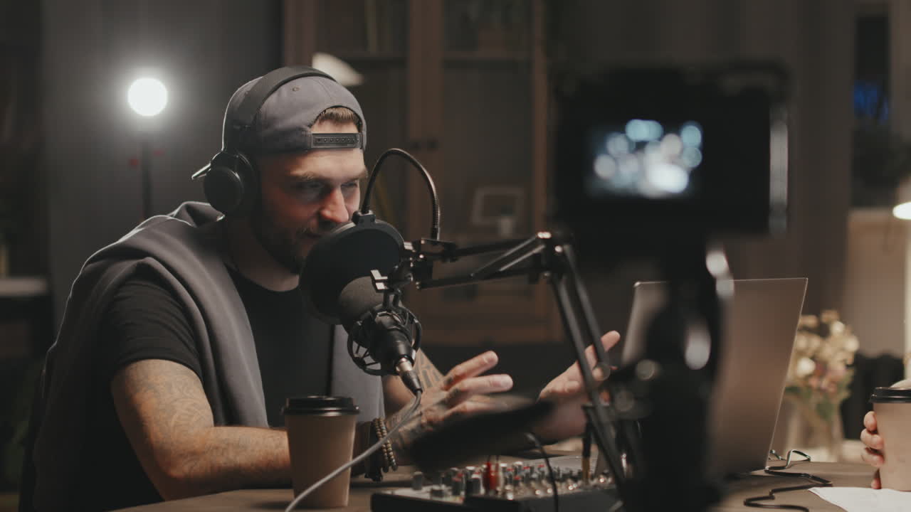 Mand fortæller historie i online podcast