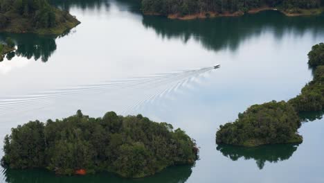 Barco-Rápido-Cruzando-El-Islote-De-Guatape-Tour-De-La-Isla-A-El-Penol-Rock-Destino-Famoso-Atracción-En-Colombia-Antioquia-Medellin