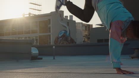 Hombre-Bailando-Breakdance-En-La-Azotea-Bailarín-De-Hip-Hop-Practicando-Rutina-De-Baile-Realizando-Movimientos-De-Estilo-Libre-En-La-Ciudad-Al-Atardecer