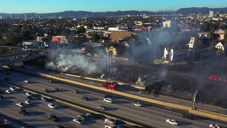 drone disparado alrededor de la naturaleza ardiendo cerca de la i-10 en arlington heights, los ángeles