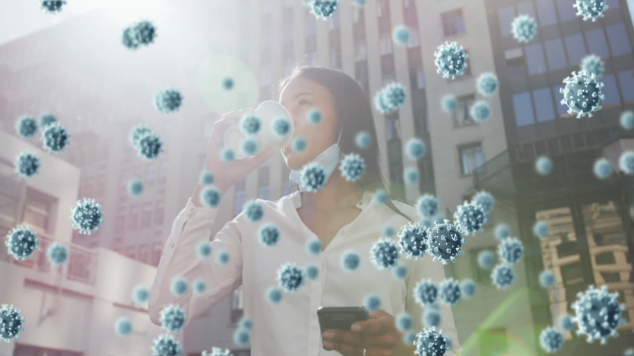 células de covid-19 flotando contra mujer afroamericana con máscara de cara baja bebiendo café