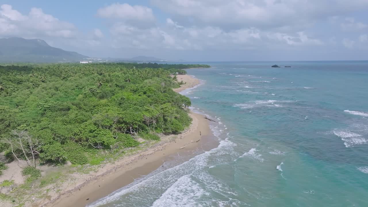 impresionante vista aérea de la playa punta bergatín en puerto plata, mostrando las olas y la exuberante vegetación tropical