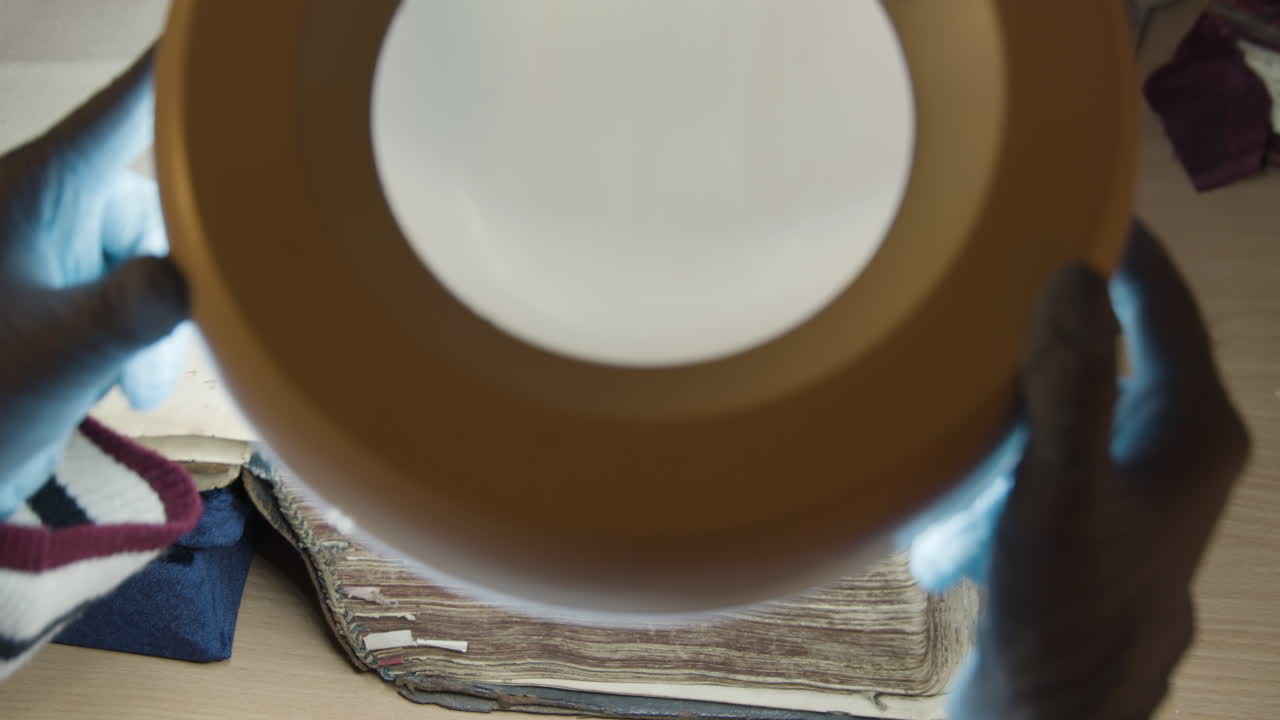 examinando un manuscrito iluminado