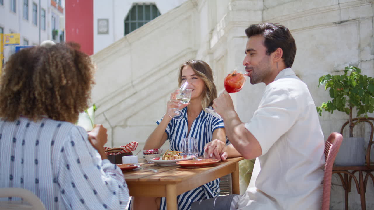 팀 친구들이 테일을 건배하는 여름 주말 회의 클로즈업. 사람들이 모이는