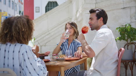 amigos del equipo brindando cócteles reunión de fin de semana de verano de cerca. gente reunida