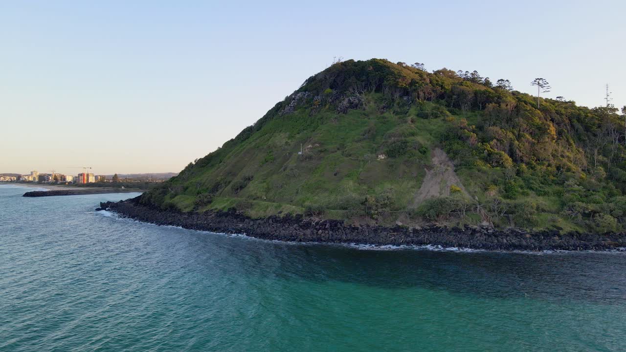 burleigh heads 국립 공원의 녹색 풍경 - 호주 퀸즐랜드의 burleigh heads에서 푸른 바다