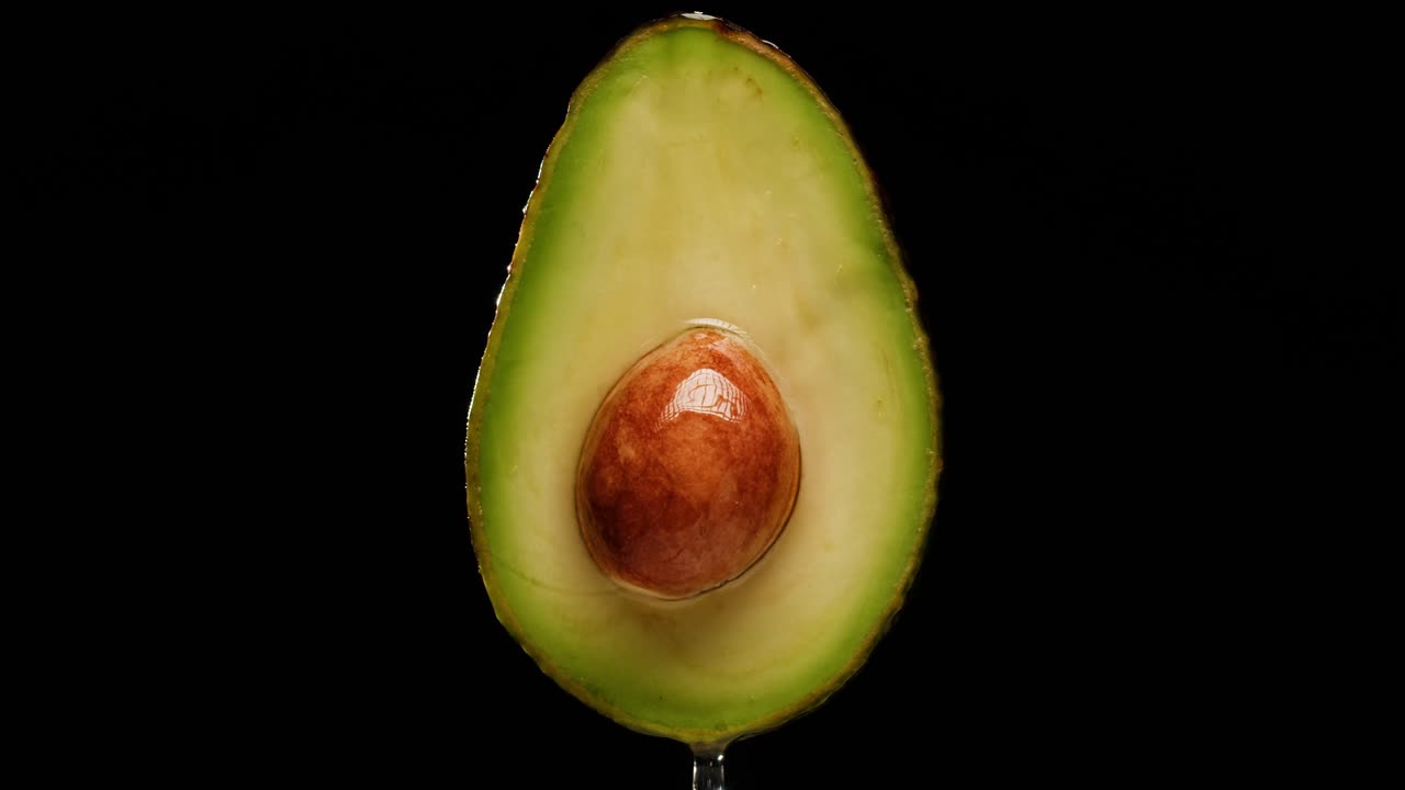 Nærbilde av en skivet avokado med stein