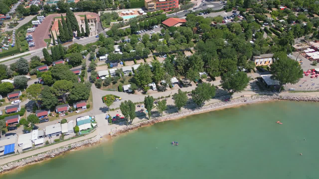 foto aérea del campamento cisano san vito junto al lago garda, italia