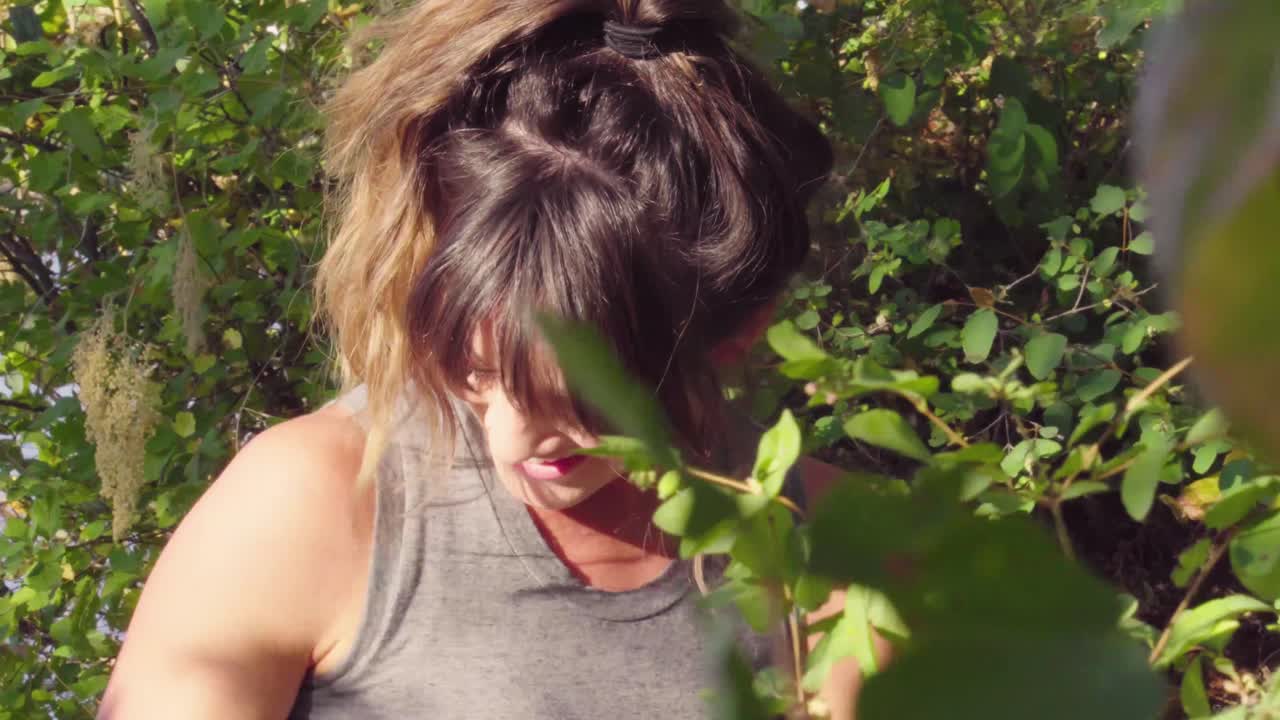 linda chica hipster sonriendo mientras se relaja en el parque