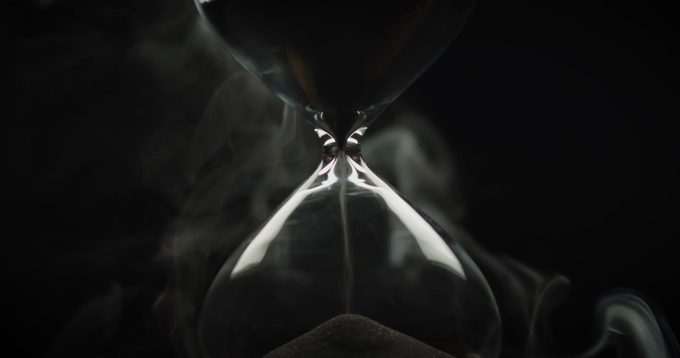 Bellissimo fumo che circonda una clessidra
