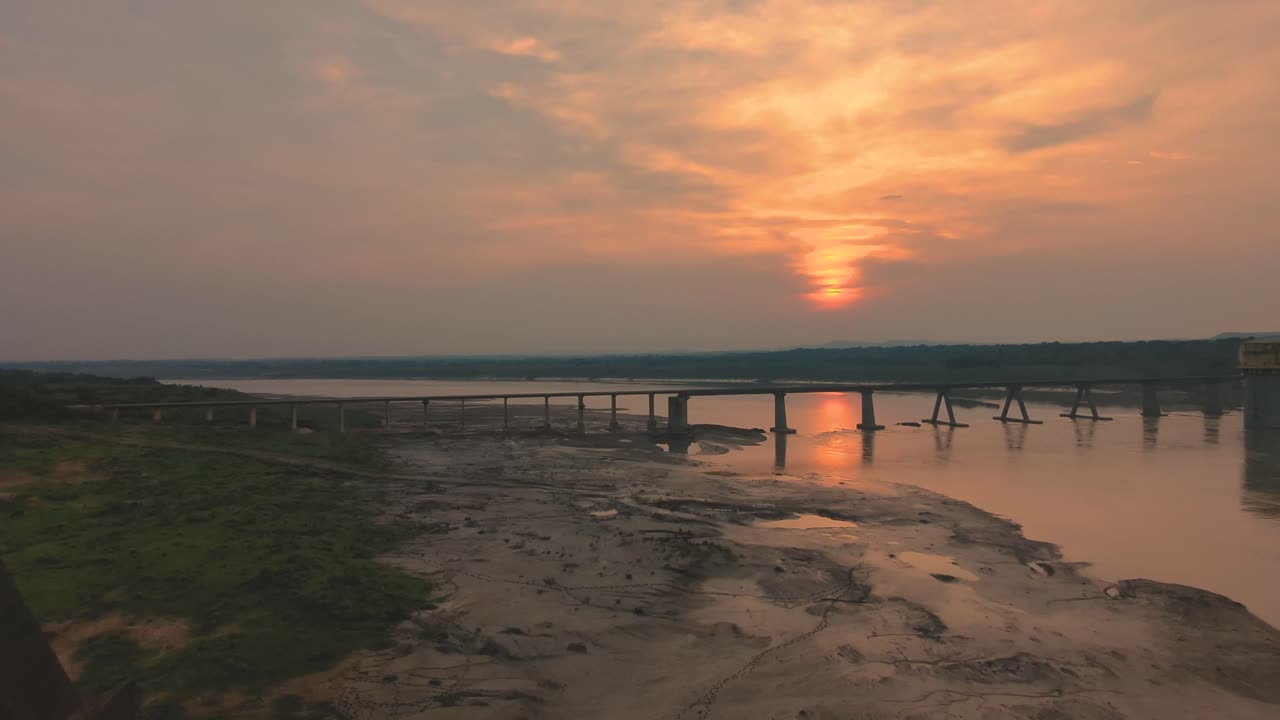 pan shot del río chambal y su viejo puente en dholpur durante el atardecer en rajasthan, india