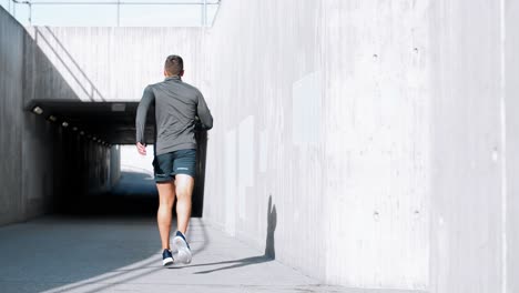 Joven-Corriendo-Y-Mirando-Su-Reloj-Inteligente-En-La-Ciudad.-Fitness,-Deporte-Y-Concepto-De-Estilo-De-Vida-Saludable-Joven-Corriendo-Por-La-Calle-De-La-Ciudad-Y-Mirando-Su-Reloj-Inteligente