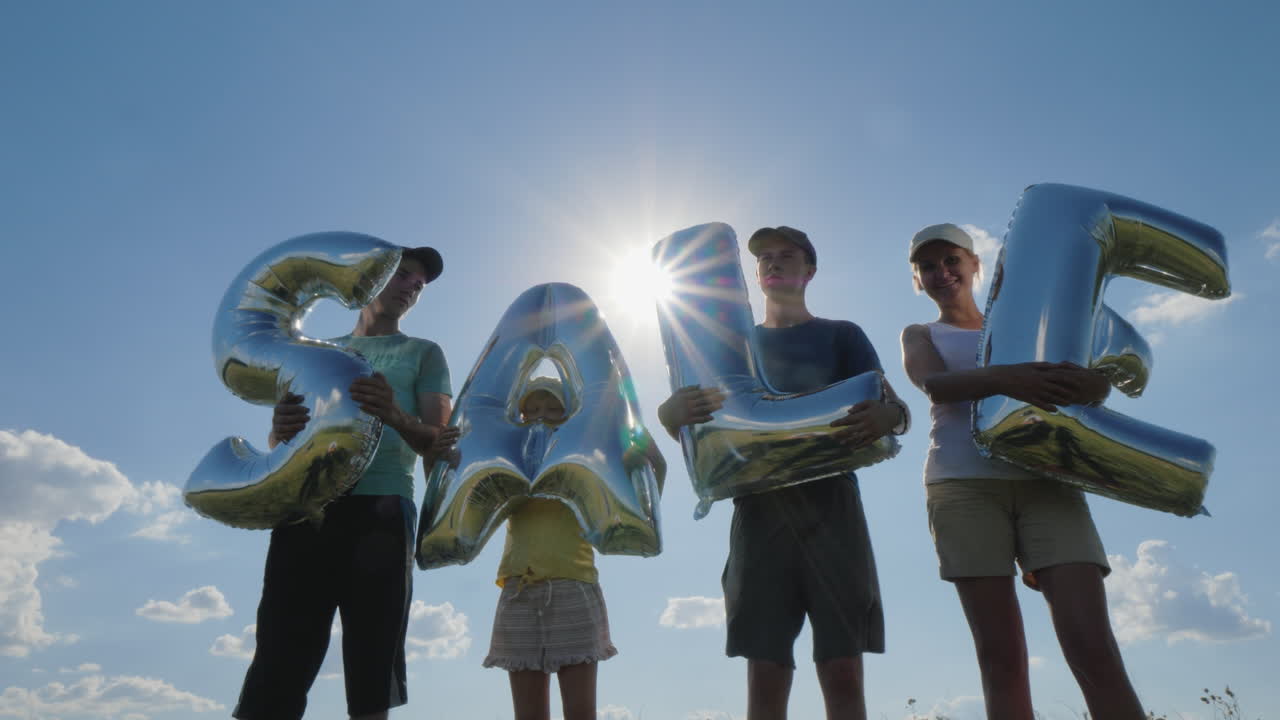 여러 사람이 판매 4k 비디오라는 단어로 풍선을 들고 있습니다.