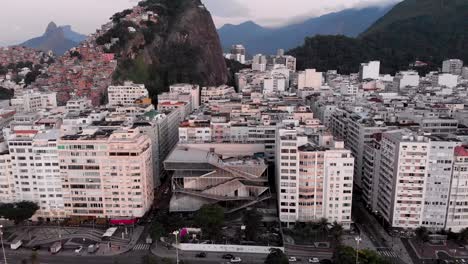 Movimiento-Ascendente-Aéreo-Con-Cámara-Inclinada-Hacia-Abajo-Que-Muestra-El-Barrio-De-Copacabana-En-Río-De-Janeiro-Temprano-En-La-Mañana-Con-El-Horizonte-De-La-Ciudad-Al-Fondo