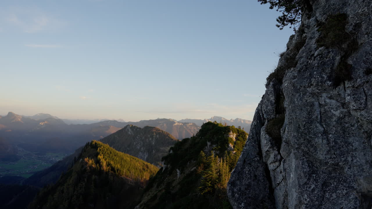 Splendida vista montana all'alba sulle Alpi.