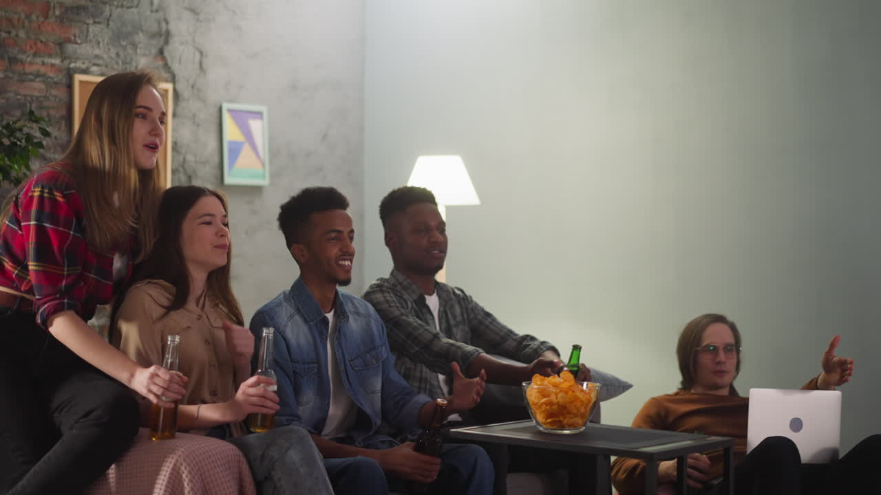 행복한 젊은 축구 팬 그룹이 흥미로운 게임에 대해 논의합니다.