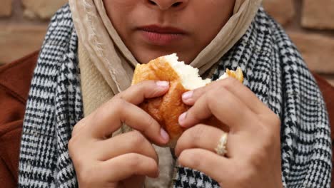 mujer comiendo pan