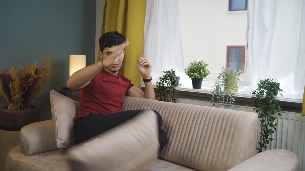 그 남자는 좌절했습니다. 짜증났습니다.