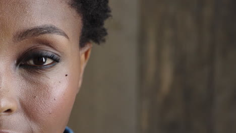 cerca la mitad de la cara de una mujer afroamericana ojo mirando a la cámara pensativo contemplativo hermoso detalle