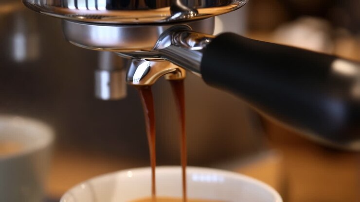 Espresso in erogazione da una macchina da caffè