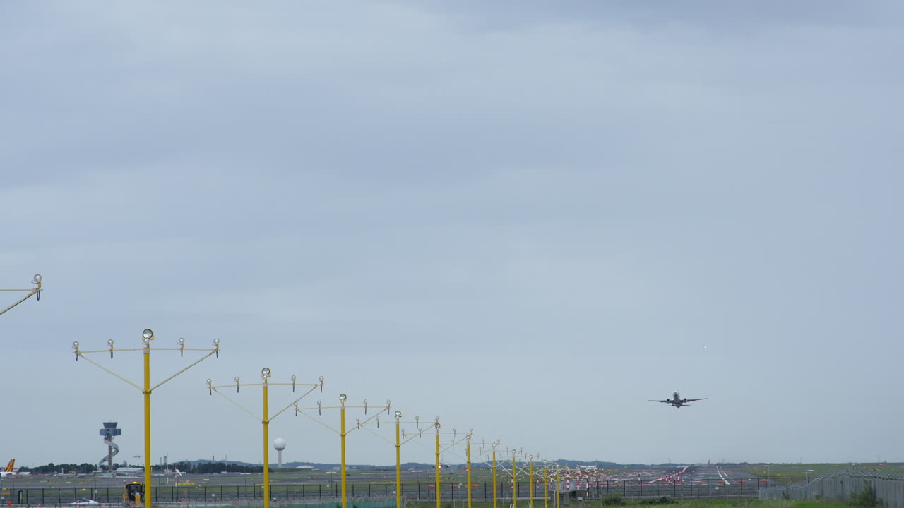 4k 고해상도로 회색 폭풍우가 몰아치는 호주 시드니 공항에서 이륙하는 점보 제트기