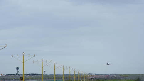 Avión-Jumbo-Despegando-En-El-Aeropuerto-De-Sydney,-Australia,-En-Un-Clima-Tormentoso-Y-Gris,-Filmado-En-4k-De-Alta-Resolución