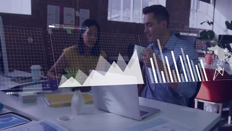 animación del procesamiento de datos financieros sobre diversos colegas que discuten el trabajo en la oficina