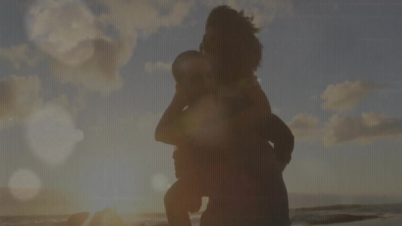 Una donna salta sulla schiena di un uomo per un giro a cavalluccio su un molo roccioso al tramonto con bagliori dell'obiettivo per il viaggio.