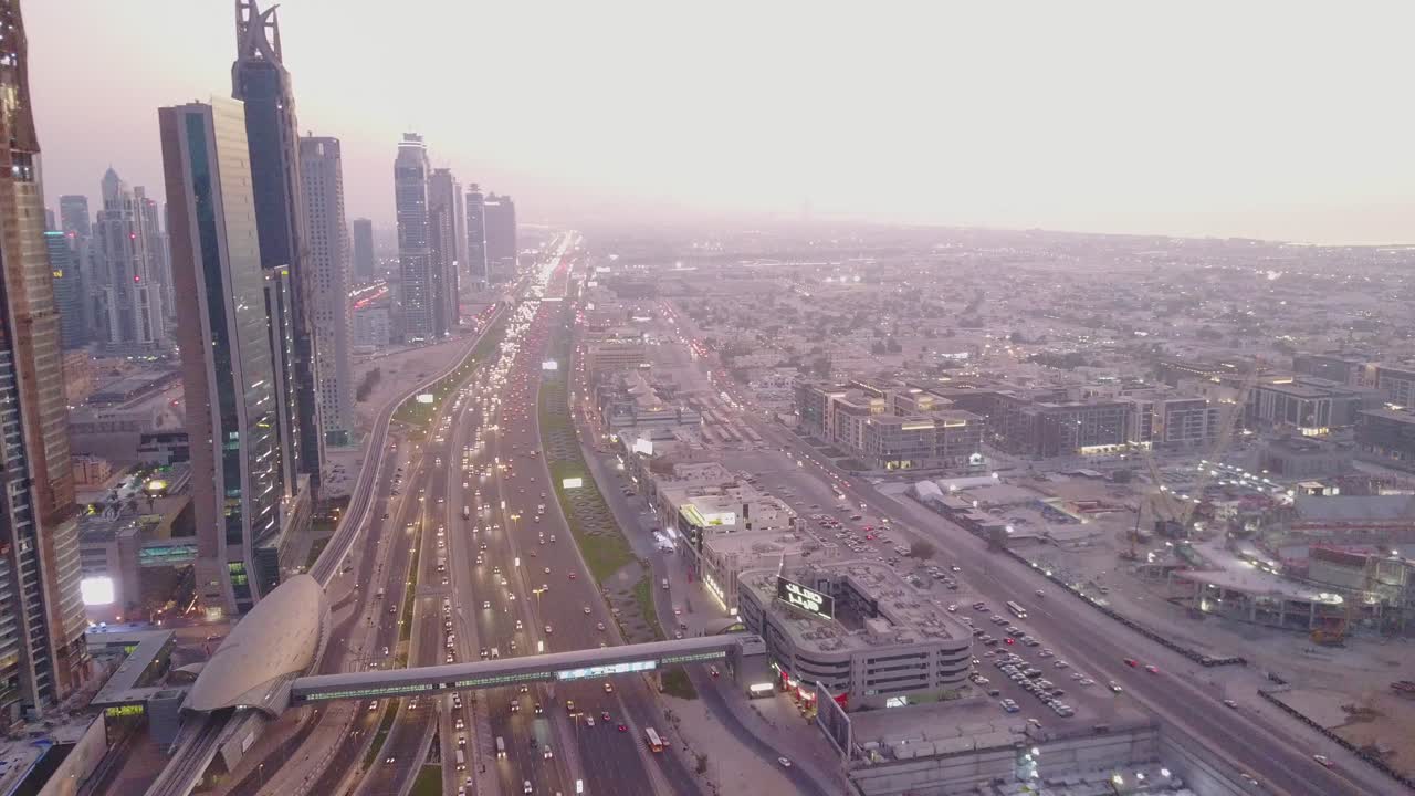 el horizonte de dubái al anochecer