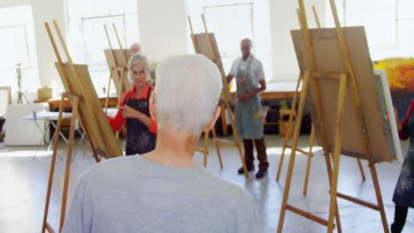 artistas dibujando el retrato de un hombre 4k