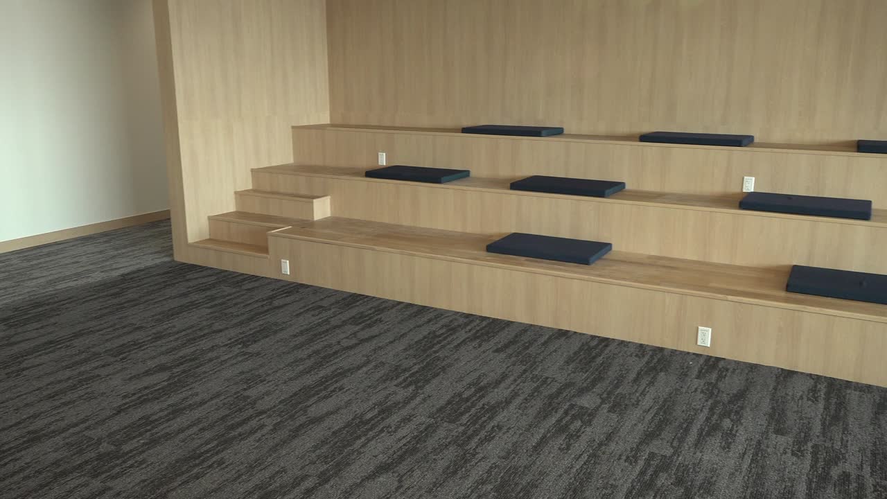 미니멀리즘 인테리어 공간에서 파란색 베개를 가진 현대적인 목조 계단