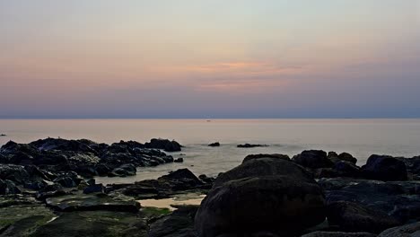 Sonnenuntergang-Am-Felsigen-Strand-Im-Zeitraffer-Mit-Vereinzelten-Wolken