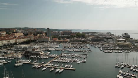atracciones turísticas en el paseo marítimo de riva ottaviano augusto en trieste, italia