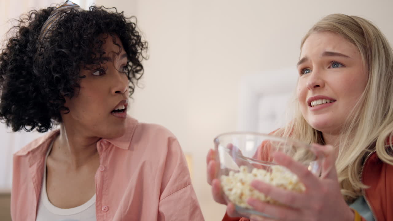 saltar, asustar y mujeres amigas viendo televisión