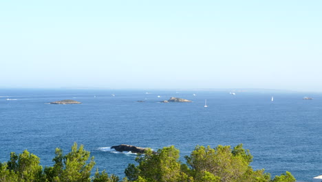 Hermoso-Paisaje-Marino-Con-Veleros-De-Fondo-En-Un-Día-Soleado