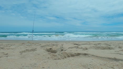 Hermoso-Lapso-De-Tiempo-En-Un-Día-Soleado-En-Una-Tranquila-Playa-Prístina-Con-Cielos-Azules-En-Carolina-Del-Norte-En-Los-Bancos-Exteriores-En-Nags-Head-Durante-El-Comienzo-Del-Verano