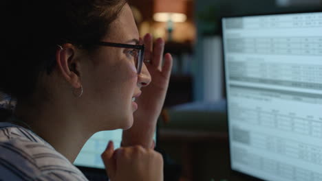 estrés, computadora y mujer de negocios por la noche