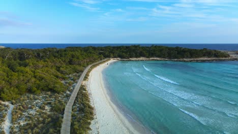 Person,-Die-Bei-Sonnenaufgang-Am-Unberührten-Strand-Von-Son-Saura-Auf-Menorca,-Spanien,-Entlang-Geht