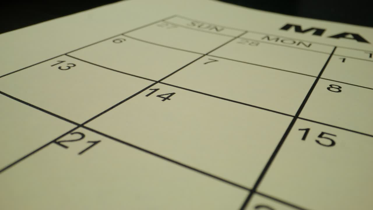 marcando el 14 en un calendario