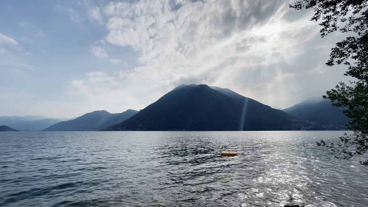 plano general del lago de como, italia con un pequeño bote de goma amarillo en primer plano