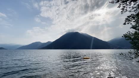 Plano-General-Del-Lago-De-Como,-Italia-Con-Un-Pequeño-Bote-De-Goma-Amarillo-En-Primer-Plano