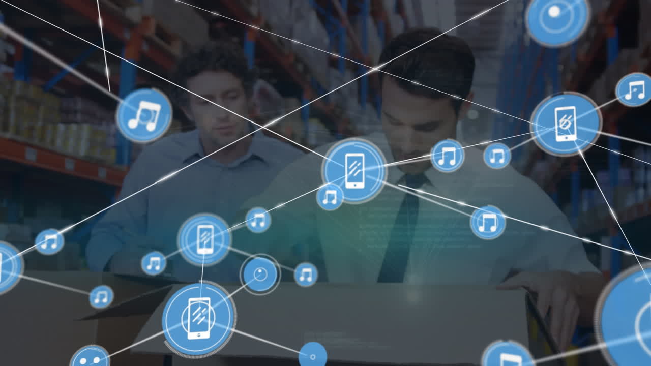 uno está abriendo un paquete mientras el otro escribe en un libro de contabilidad