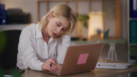 Mujer-Con-Exceso-De-Trabajo-Trabajando-Hasta-Tarde-En-La-Computadora-Portátil-En-La-Oficina