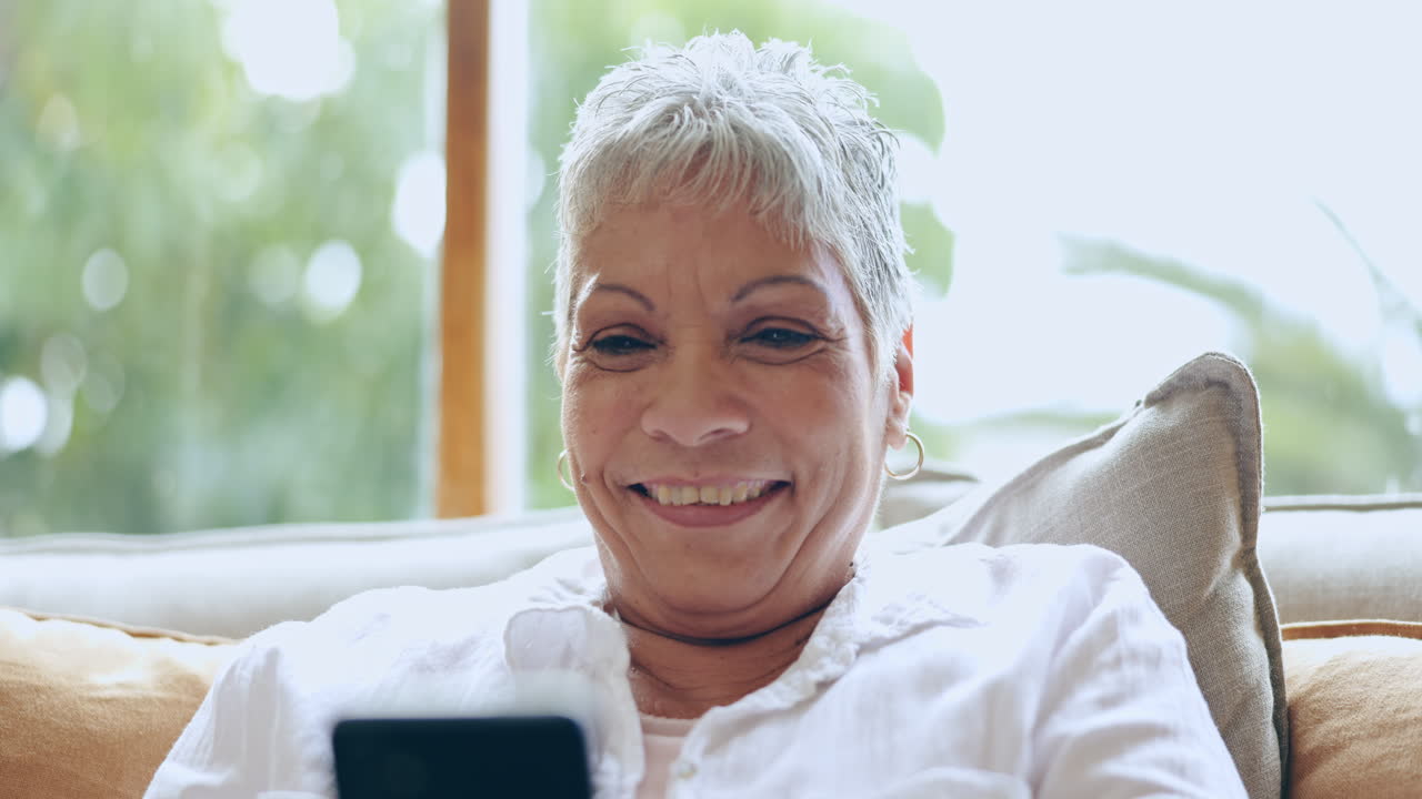 mujer, desplazarse teléfono inteligente o sofá para la comedia