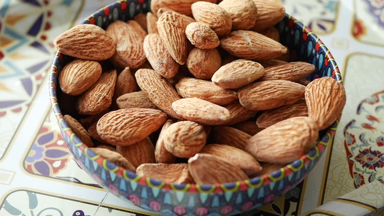 Una ciotola di mandorle