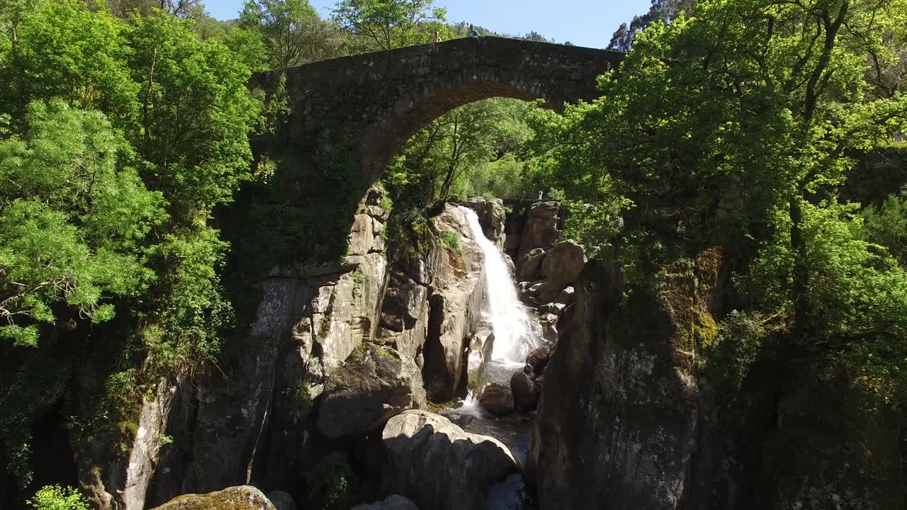 vista aérea puente antiguo y rocas naturales
